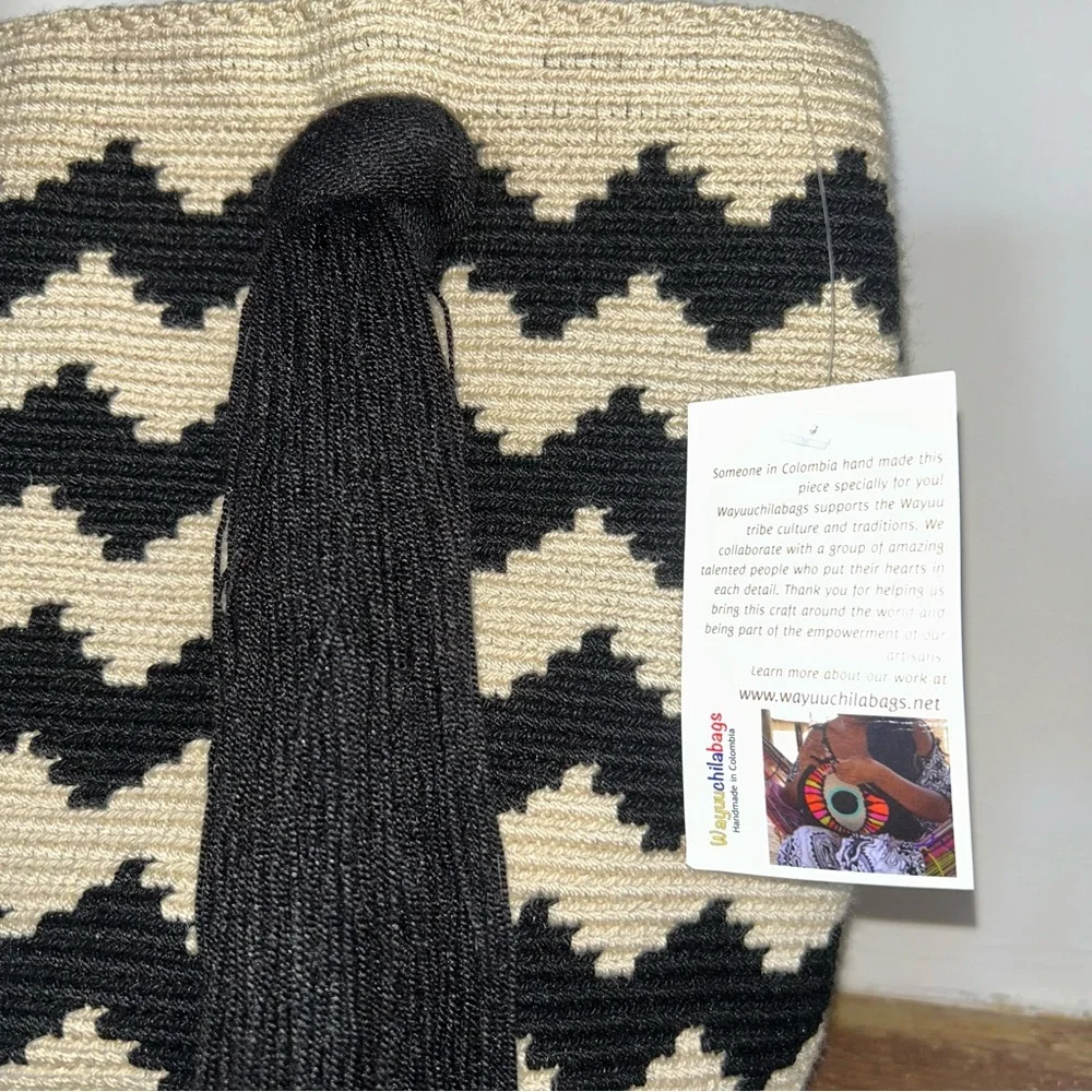 Authentic 100% Wayuu Mochila Colombian Bag Large top handle chevron black beige